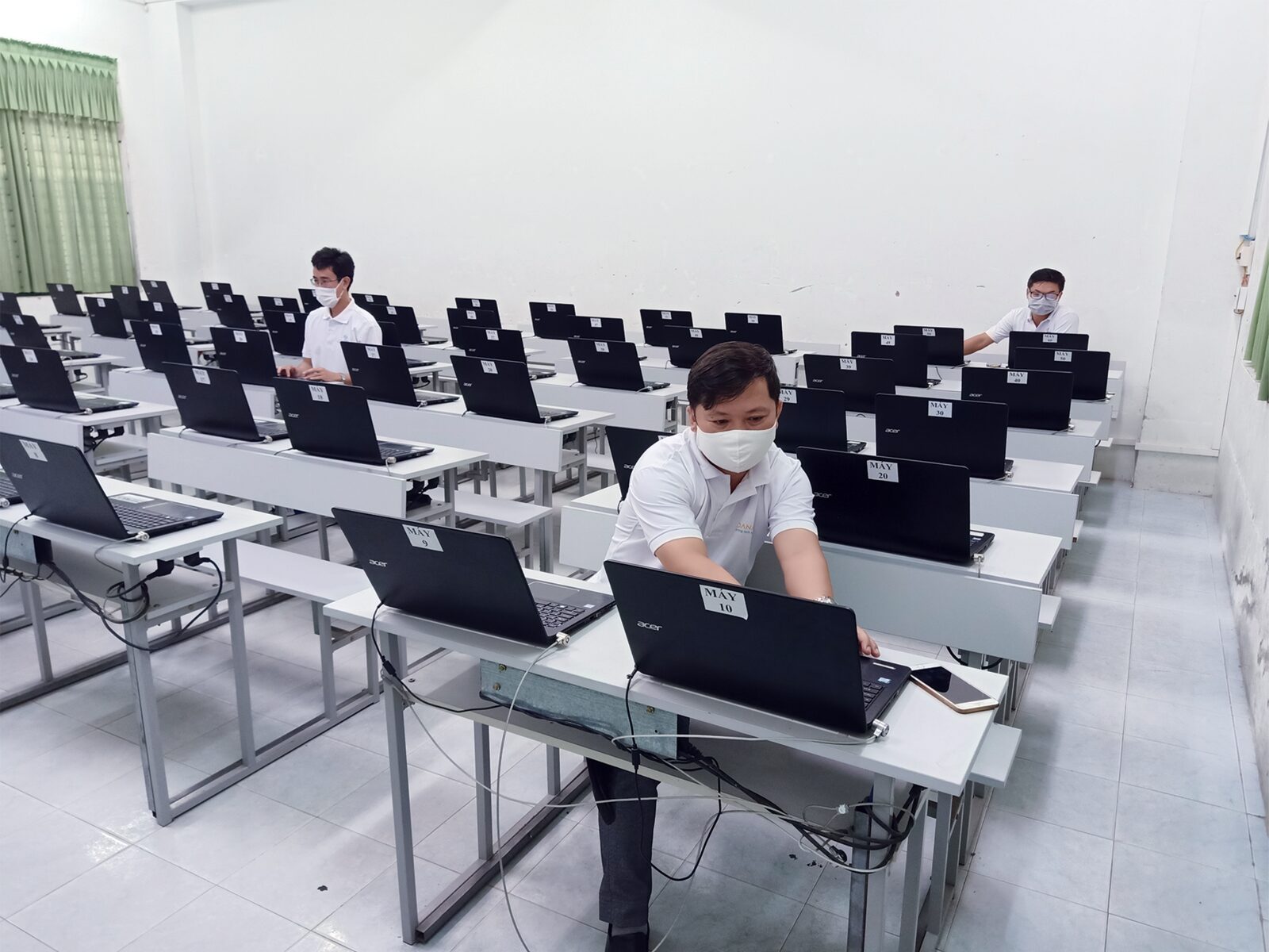 Kỹ sư Danatec cài đặt máy tính tại phòng máy