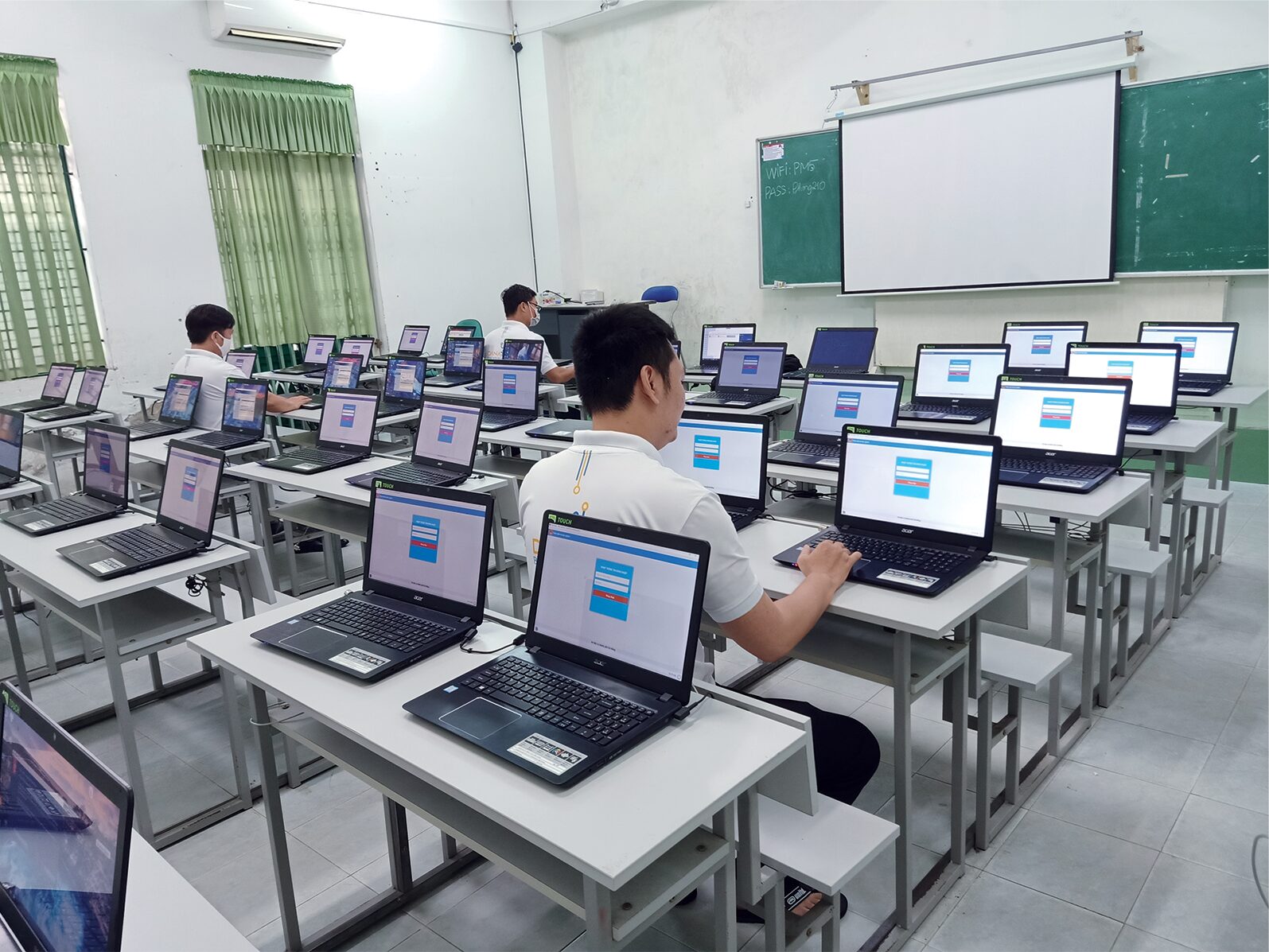 Kỹ sư Danatec cấu hình máy tính trong phòng máy