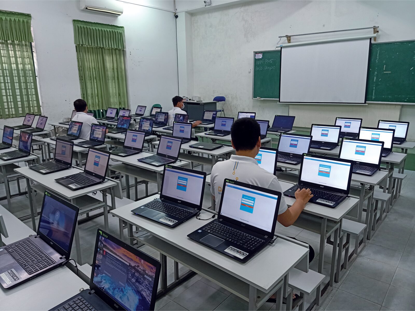 Kỹ sư Danatec kiểm tra từng máy trong phòng máy