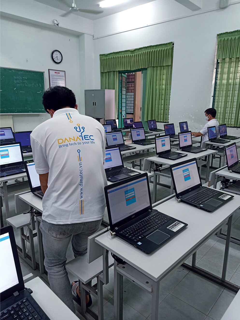 Kỹ sư Danatec làm việc tại phòng máy tính