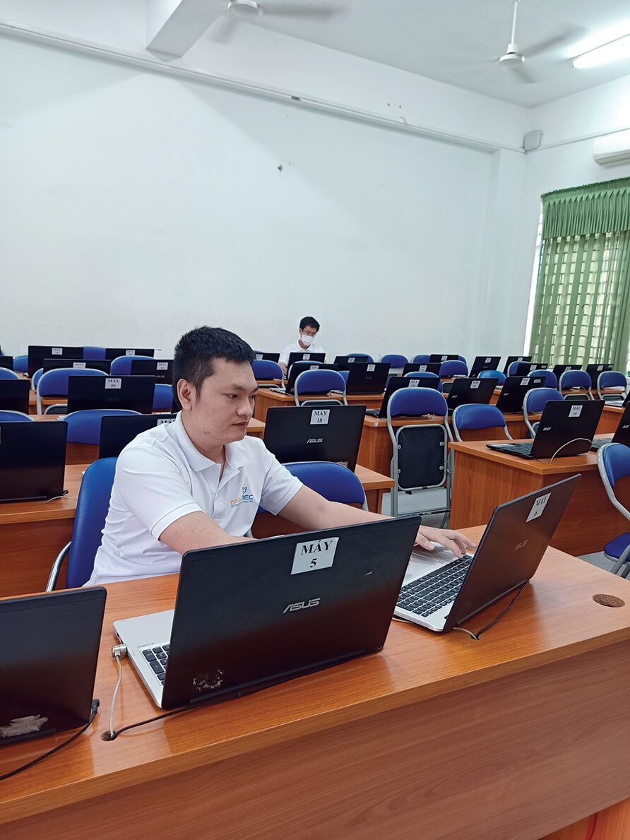 Kỹ sư Danatec kiểm tra máy tính xách tay