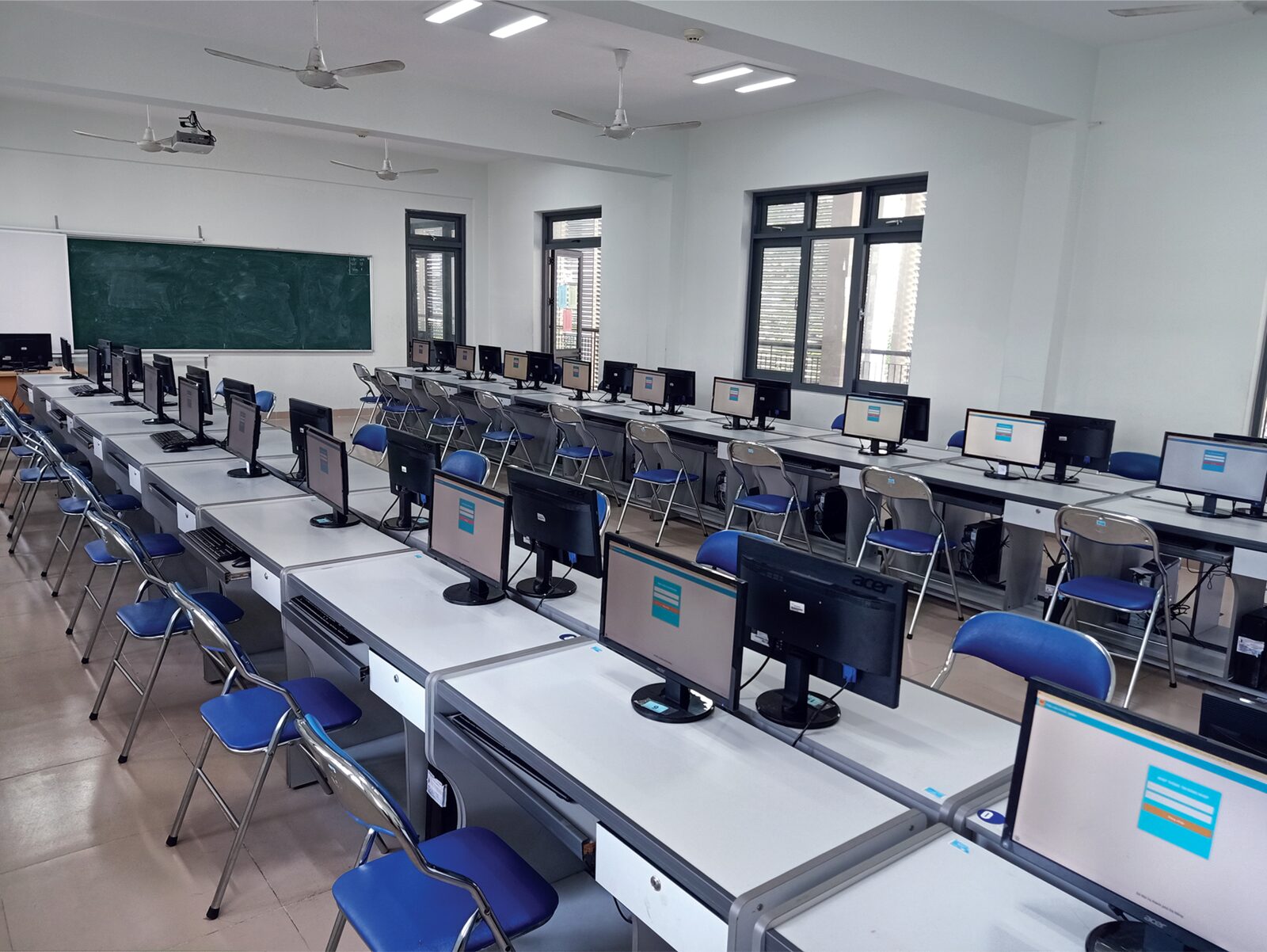 Phòng máy tính sau khi triển khai