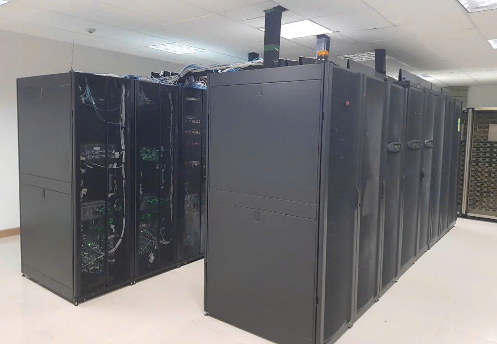 Hệ thống tủ rack máy chủ trong phòng trung tâm dữ liệu