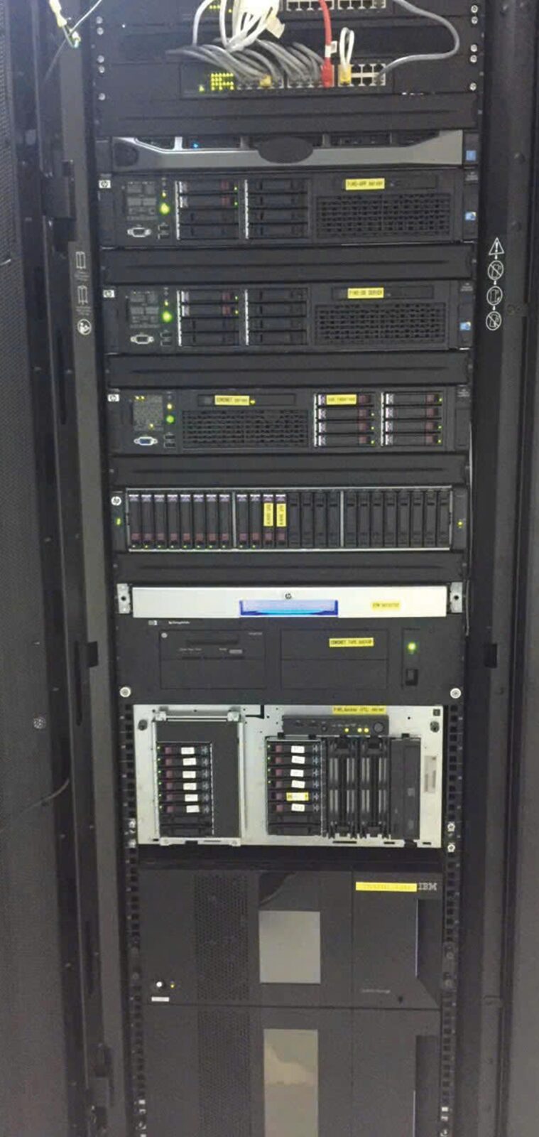 Tủ rack và thiết bị máy chủ