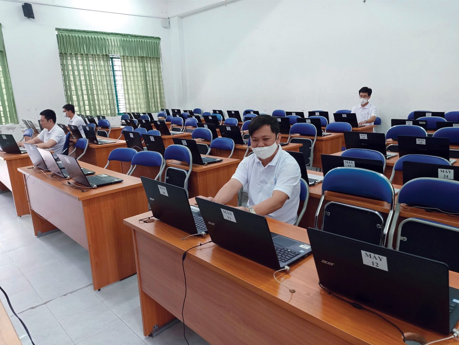 Kỹ sư Danatec làm việc trong phòng máy tính